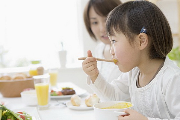 Tăng cường sức đề kháng cho trẻ bằng chế độ dinh dưỡng hợp lý.